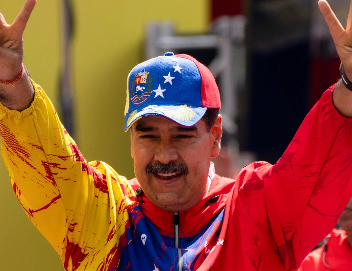 AbelPrieto11's tweet photo. Desde la @CasAmericas enviamos ntra felicitación y ntro abrazo al Pdte @NicolasMaduro y al pueblo d Venezuela. El imperialismo, el fascismo, la mentira, el miedo, fueron derrotados. Ganó Chávez el día de su 70 cumpleaños. Ganó Martí, ganó Fidel, ganó Nuestra América. https://t.co/hqvV5KffxV