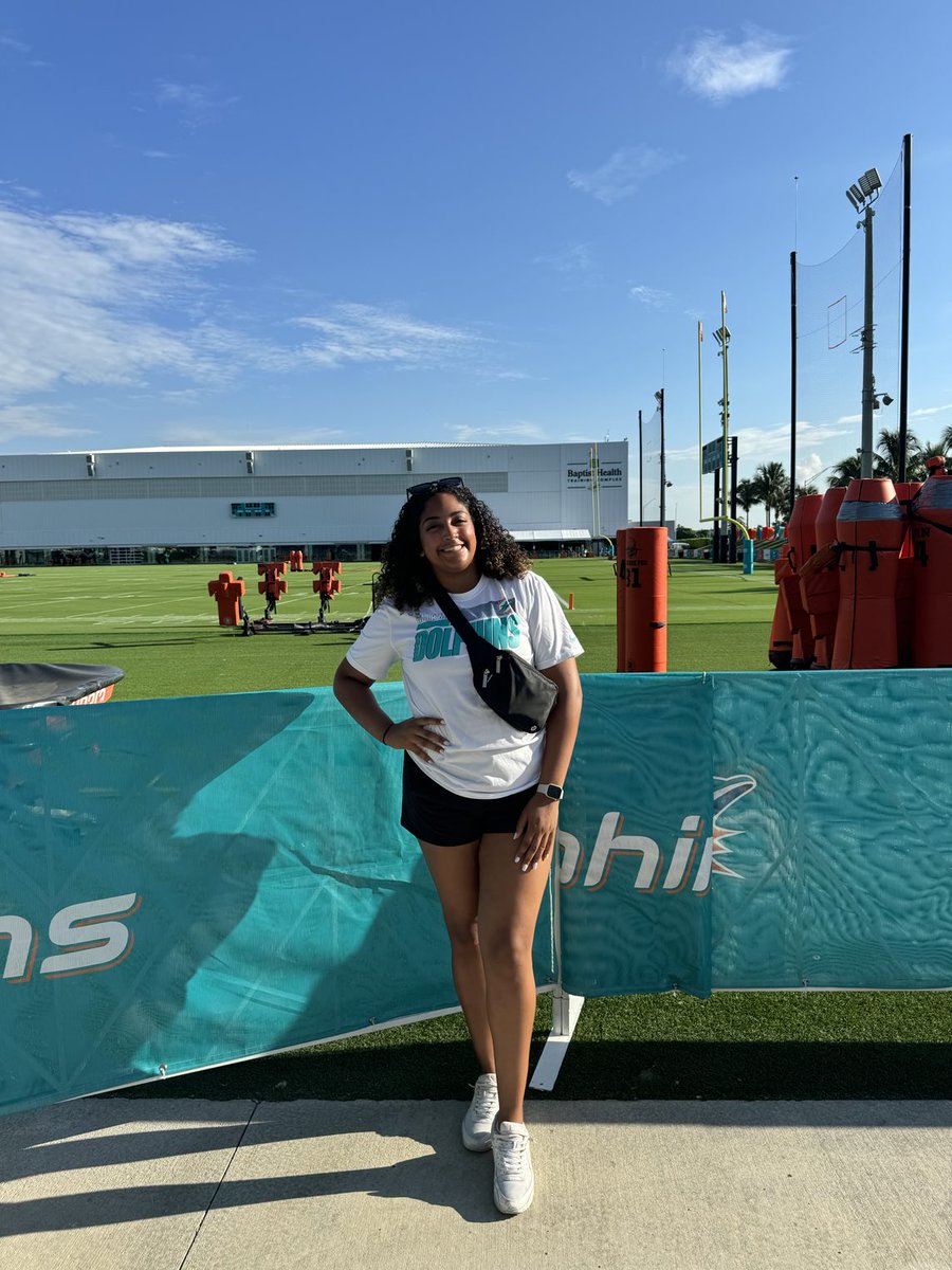 ⁦<a href="/ORUSportMgmt/">ORUSportManagement</a>⁩ major, Elayna, is doing her internship with the ⁦<a href="/MiamiDolphins/">Miami Dolphins</a>⁩ at training camp #GoldenStandard
