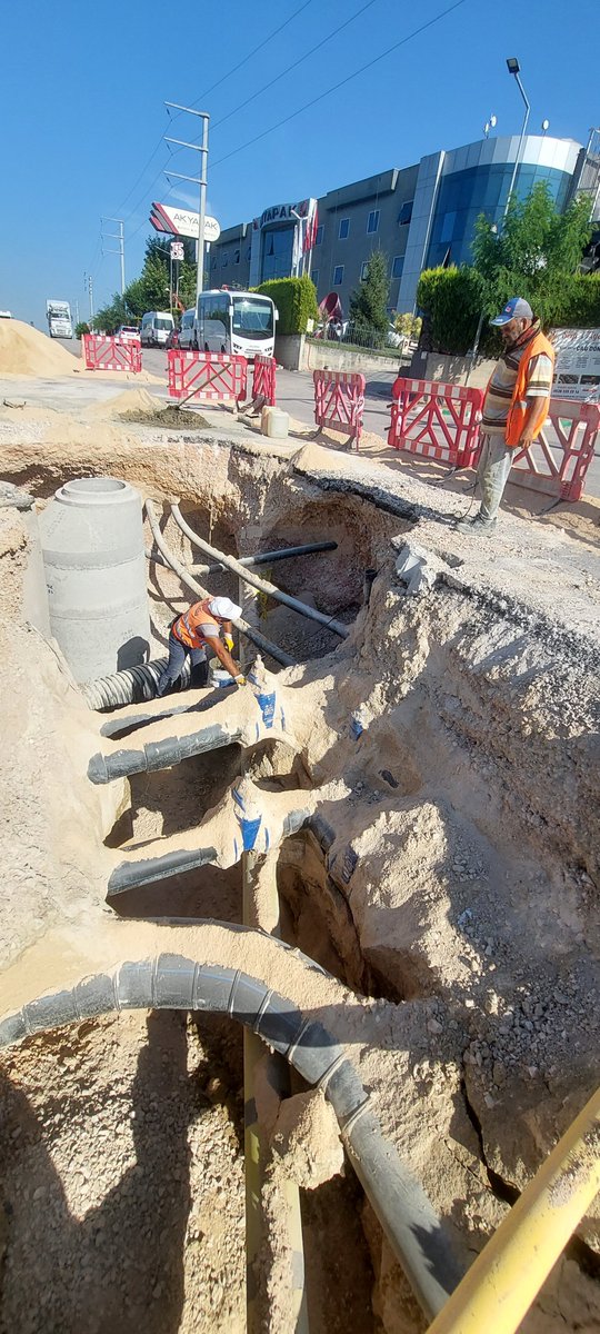 hosabbursa's tweet photo. Bölgemizde 10., 14. ve Sanayi Caddelerinde yer alan ana atıksu kollektör hattı yenilemesi çalışmaları hızla devam ediyor. #HOSAB #altyapıçalışmaları https://t.co/pMUjvZab2g