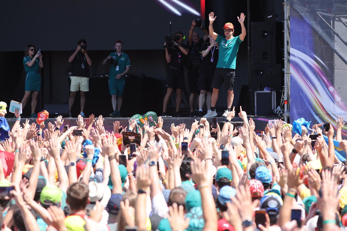 "Cumpleaños feliz, cumpleaños feliz, te deseamos todos, cumpleaños feliz!"  🎉🎉

Muchas felicidades <a href="/alo_oficial/">Fernando Alonso</a>! 😎