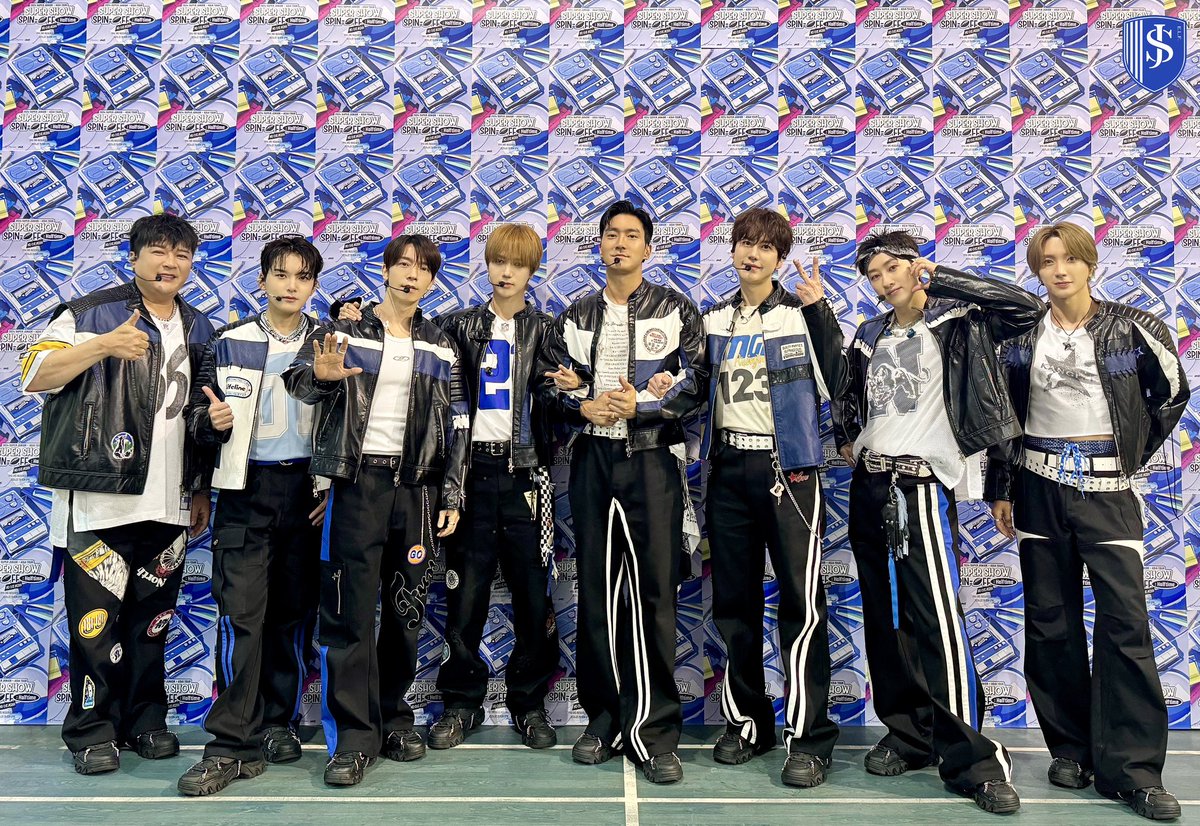 sapphirecloud1's tweet photo. No one:
Literally no one:
Super Junior members: ☺️😊🙂😃
Meanwhile Yesung on Spin Off group pics: 😼 https://t.co/4CdAg9SSCr