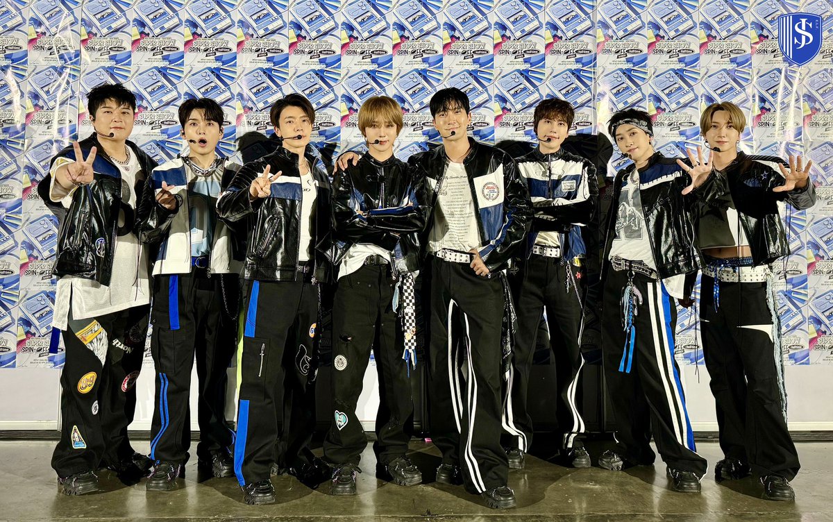 sapphirecloud1's tweet photo. No one:
Literally no one:
Super Junior members: ☺️😊🙂😃
Meanwhile Yesung on Spin Off group pics: 😼 https://t.co/4CdAg9SSCr