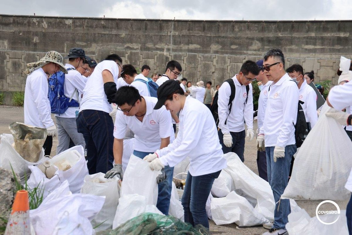 covestro's tweet image. Last month, 32 of our colleagues from Taiwan teamed up with @Wilderness to clean up beautiful Shengang Wetland in Changhua. 🌊 
This cleanup is a powerful reminder that every action counts on our journey to become #FullyCircular. Well done, Covestro Taiwan! 👏