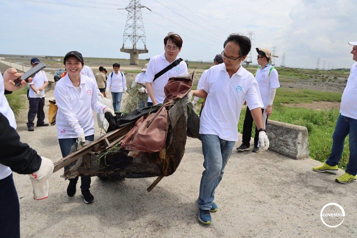 covestro's tweet image. Last month, 32 of our colleagues from Taiwan teamed up with @Wilderness to clean up beautiful Shengang Wetland in Changhua. 🌊 
This cleanup is a powerful reminder that every action counts on our journey to become #FullyCircular. Well done, Covestro Taiwan! 👏