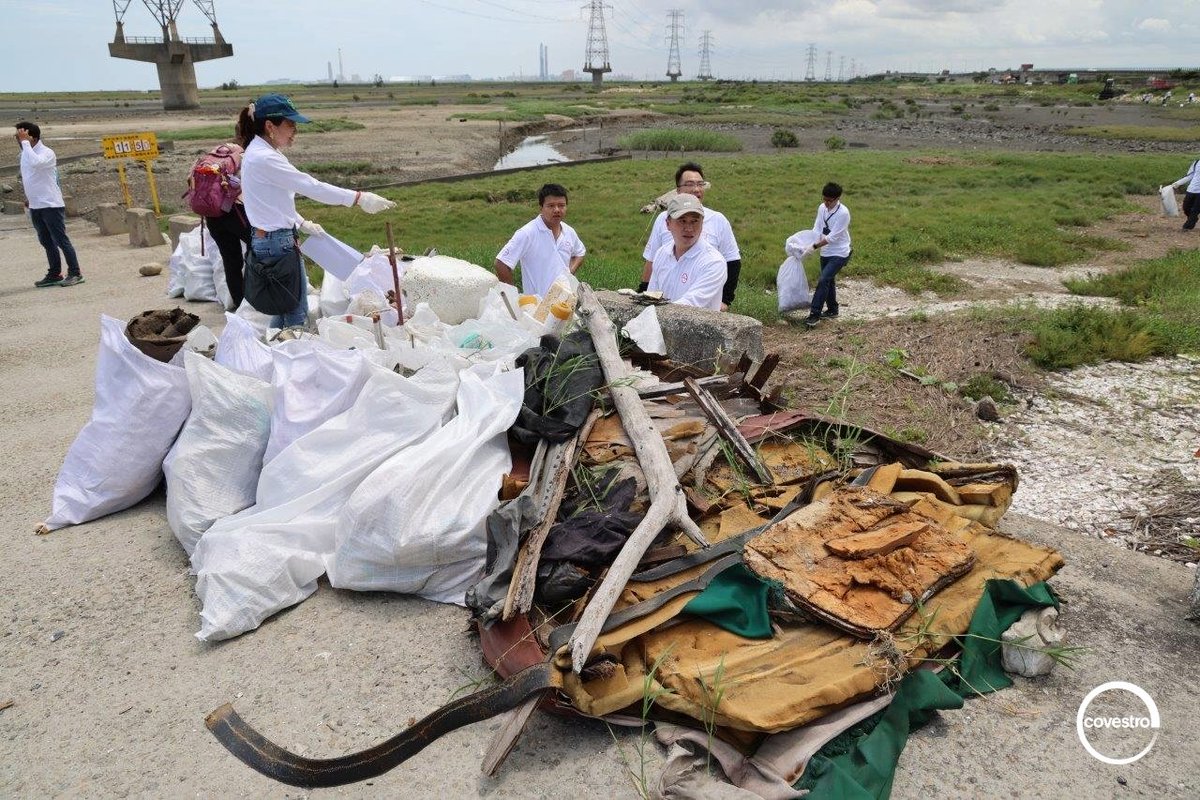 covestro's tweet image. Last month, 32 of our colleagues from Taiwan teamed up with @Wilderness to clean up beautiful Shengang Wetland in Changhua. 🌊 
This cleanup is a powerful reminder that every action counts on our journey to become #FullyCircular. Well done, Covestro Taiwan! 👏