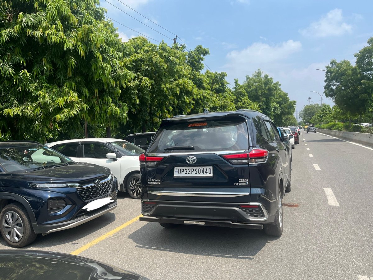1994sak's tweet photo. Improper parking again, same place opposite side of the road.. parking people takes money for the improper parking!! 
@Uppolice @dmgbnagar @uptrafficpolice @noida @myogiadityanath @PMOIndia https://t.co/Cr559YSpoZ