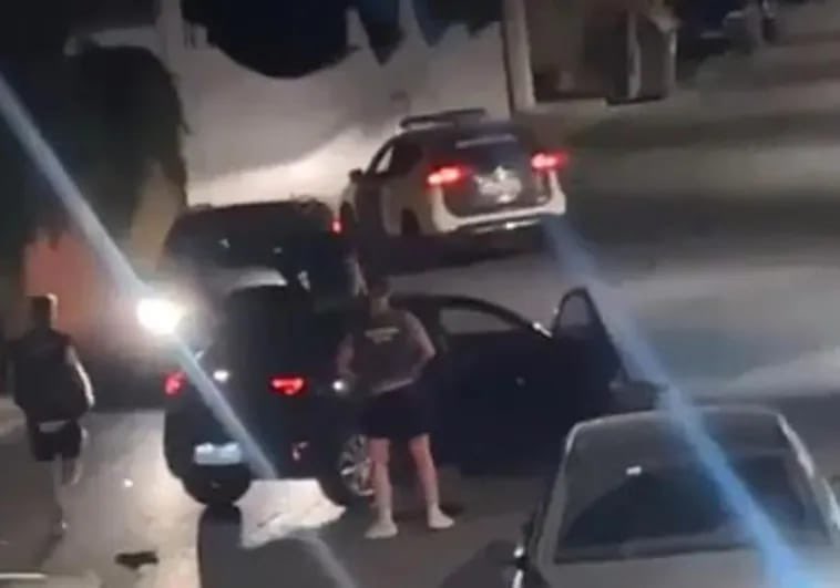 corazonbandera's tweet photo. NOTICIA | Heridos leves dos guardias civiles al ser embestido su coche por un fugitivo en Alfacar.

El conductor, al que los agentes perseguían por ser el presunto autor de un robo, fue detenido.

https://t.co/lIhUgqHEot

#nuestrocorazonporbandera #GuardiaCivil #PoliciaNacional https://t.co/EbSNhZcPes