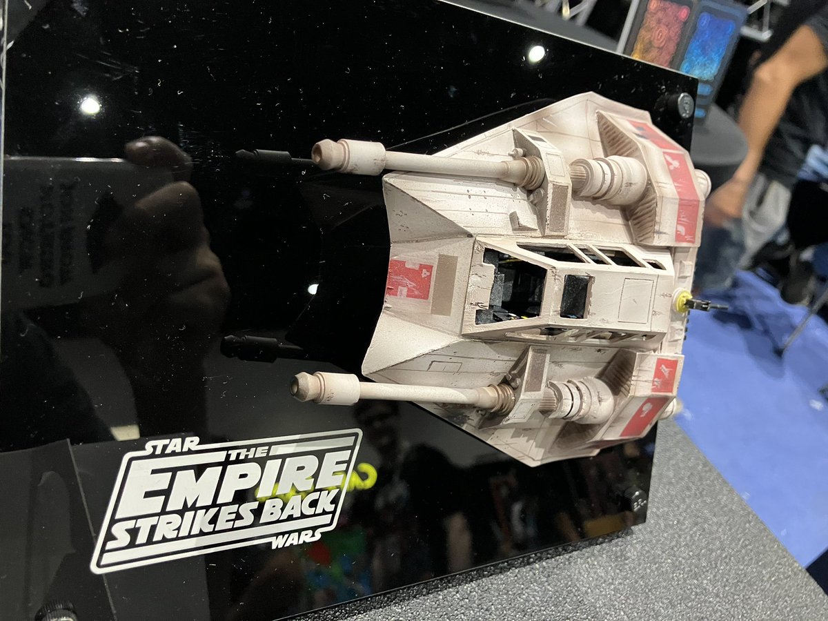 sovhollycolle's tweet photo. 【EFXコレクティブルズ】ブースに展示されていた販売予定商品の１つは、『#スターウォーズ /帝国の逆襲』の惑星ホスの戦いに登場する「スノースピーダー」❗️

こちらは撮影に使用された模型の1/1レプリカかスケールレプリカなのかは不明(聞きそびれました)…詳細が待たれます🧐

#SDCC https://t.co/jHshWnlCT8