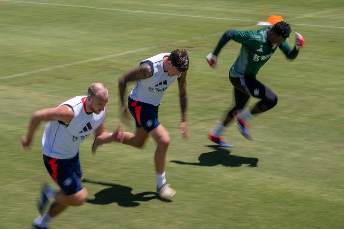 ManUtd's tweet photo. Pushing hard in the LA heat 👊☀️

#MUFC || #MUTOUR24 https://t.co/xqqGZItlWf