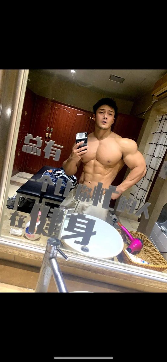 jiediqipapa's tweet photo. 一脱脂就失眠，睡一觉就长胡子🧔，一做有氧就出一身汗，做完有氧脸就肿，这都啥呀……#肌肉男 https://t.co/GdYUbQkDZU