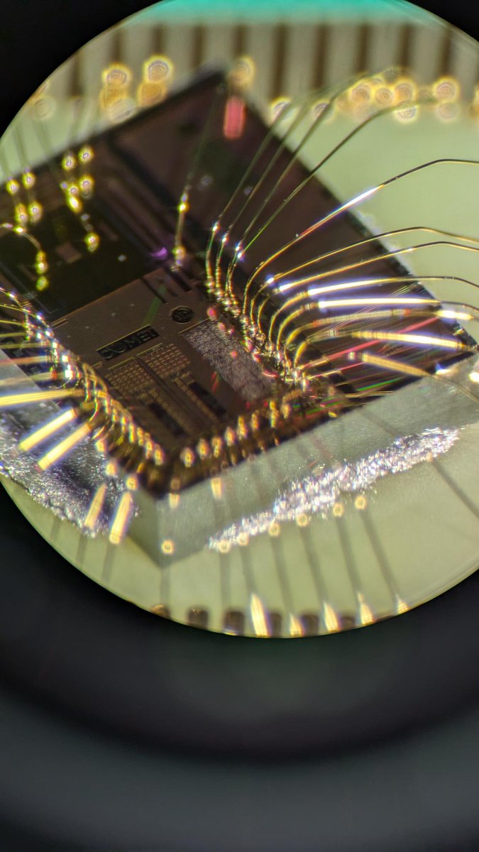 This is our ASIC.

You can even see the fine bonding wires. The team is currently fully occupied with commissioning the entire system.
#Mikroelektronik #Leistungselektronik 
<a href="/ElectronicsDrv/">E&D @ElectronicsAndDrives@mastodon.social</a>