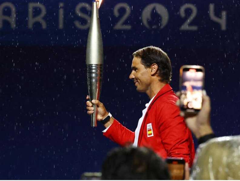 BenKenge1's tweet photo. L'histoire retiendra que, l'ambassadeur de l'industrie mondiale des Sports Mr Ben KENGE était dans la liste de privilégier qui ont touché la flamme Olympique PARIS 2024 @Nick_Mulongo @DeboraK_RDC @leopard243 @EmMerveille @MamyKanku @fannytshhis @guyntoto @Guymafuta @MacofootSa https://t.co/TSKbvsEt0H