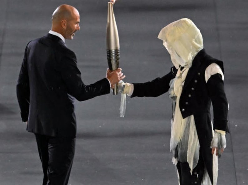 BenKenge1's tweet photo. L'histoire retiendra que, l'ambassadeur de l'industrie mondiale des Sports Mr Ben KENGE était dans la liste de privilégier qui ont touché la flamme Olympique PARIS 2024 @Nick_Mulongo @DeboraK_RDC @leopard243 @EmMerveille @MamyKanku @fannytshhis @guyntoto @Guymafuta @MacofootSa https://t.co/TSKbvsEt0H