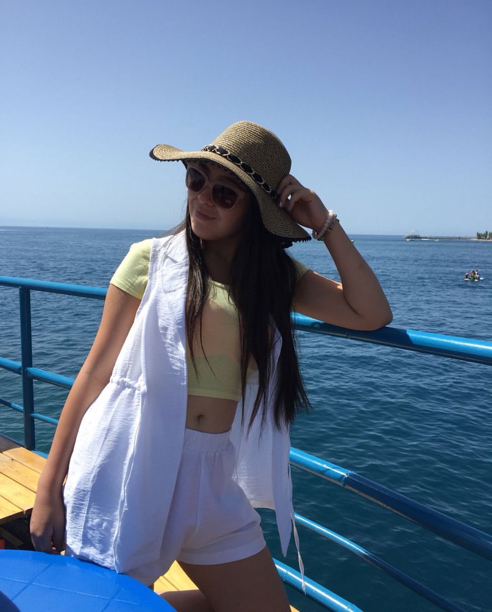 Зураг хийхгүй арай л удчихав уу? 

Учир юу гэвээс танай жиргээний бот хүүхнүүд чинь завсар чөлөө өгөхгүй байна. Одоо болно даварцгаа!