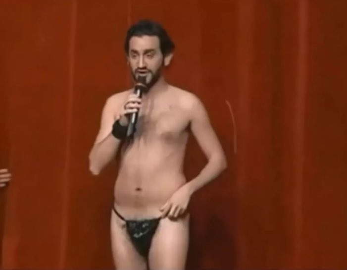 UnionNatioPop's tweet image. Ça c’est Cyril Hanouna.

Cyril c’est avant tout une enfance dans une famille aisée, un père médecin, une mère a une boutique de vêtements de luxe.

Cyril c’est un parcours étudiant mauvais après un bac S il tente des études de médecine mais rate, il parvient à décrocher un DEUG…