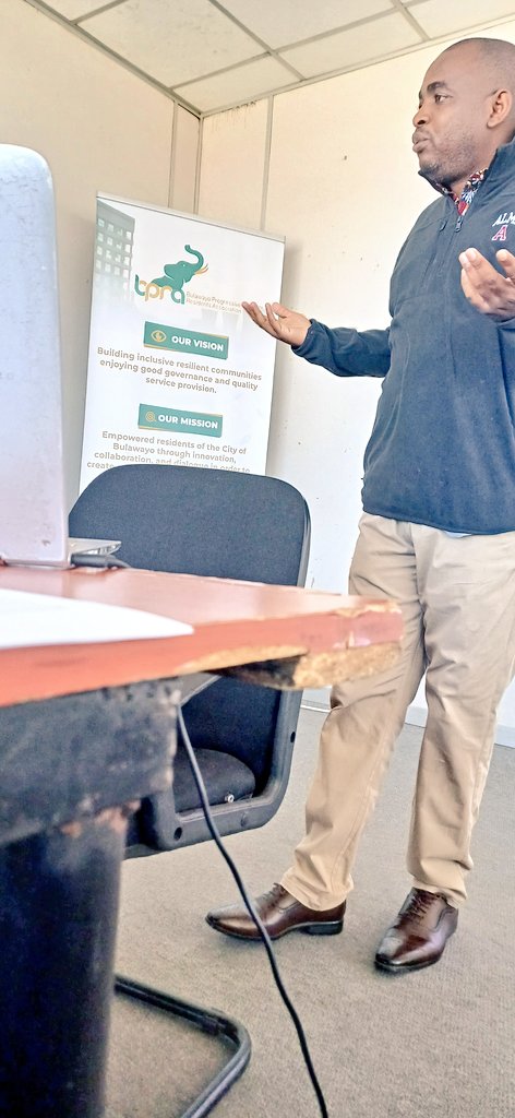 byopra's tweet photo. The facilitator from @misazimbabwe emphasizes that the Freedom of Information Act grants individuals the right to request information from public bodies. Under this Act, public entities are obligated to respond to these requests within 21 days. 

@DiakoniaAfrica https://t.co/olcm0JPmon