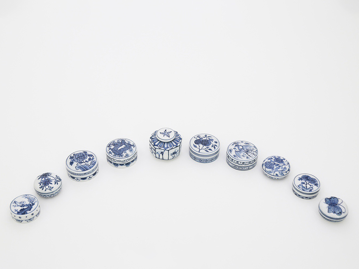 파리올림픽에 조선왕실 화장품 '#화협옹주 도자에디션'도 참가 중입니다. 연지립밤과 괄사 등 총 15종이 코리아하우스에서 전시 중이에요. 전통 도자기 단지에 꾹꾹 눌러담은 연지립밤이 마음을 일렁이게 하네요. 청아하고 수려하고, 한국미 뚝뚝 흐르는 화협옹주 도자에디션 전시 일정은 타래로요!