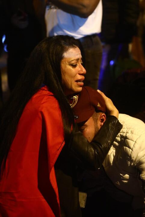 AlertaMundoNews's tweet photo. 🇵🇪🇻🇪 | Venezolanos lloran afuera de la embajada en Lima, Perú, tras el anuncio del fraude.

Desconsuelo en ciudadanos venezolanos en los exteriores de la embajada de ese país en Lima, tras recibir el anuncio de los resultados de los comicios. https://t.co/9w8QgDz7iZ