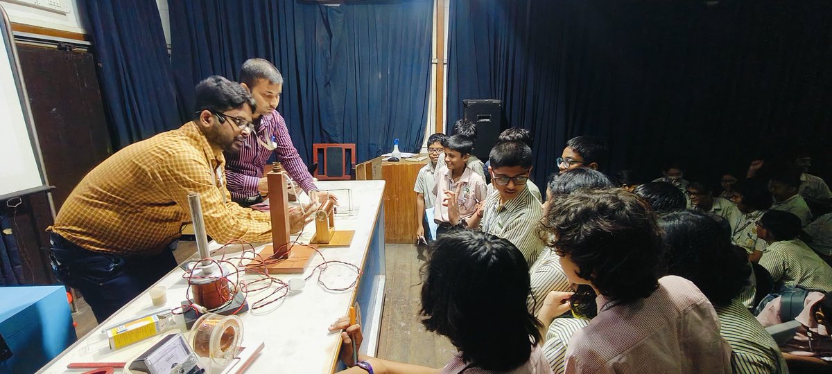 BITMKolkata's tweet image. Curriculum-based #ScienceDemonstrationLecture in #Electromagnetism at @BITMKolkata, a Unit of @ncsmgoi, @MinOfCultureGoI for students from The Future Foundation School - on July 29, 2024.

#AzadikaAmritMahotsav #BetiBachaoBetiPadhao