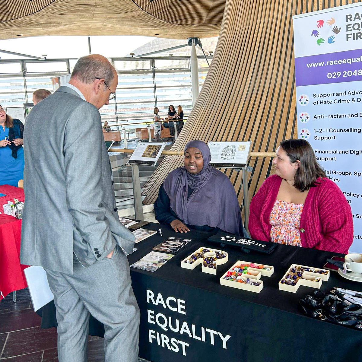 Llyr Gruffydd AS/MS (@llyrgruffydd) on Twitter photo Roeddwn yn falch o gyfarfod cynrychiolwyr o Race Equality First yn ddiweddar. Mae nhw yn cynnig hyfforddiant gwrth-hiliaeth ar draws y wlad, er mwyn creu Cymru teg a chyfiawn.
<a href="/REFCardiffVG/">Race Equality First</a> Roeddwn yn falch o gyfarfod cynrychiolwyr o Race Equality First yn ddiweddar. Mae nhw yn cynnig hyfforddiant gwrth-hiliaeth ar draws y wlad, er mwyn creu Cymru teg a chyfiawn.
<a href="/REFCardiffVG/">Race Equality First</a>
