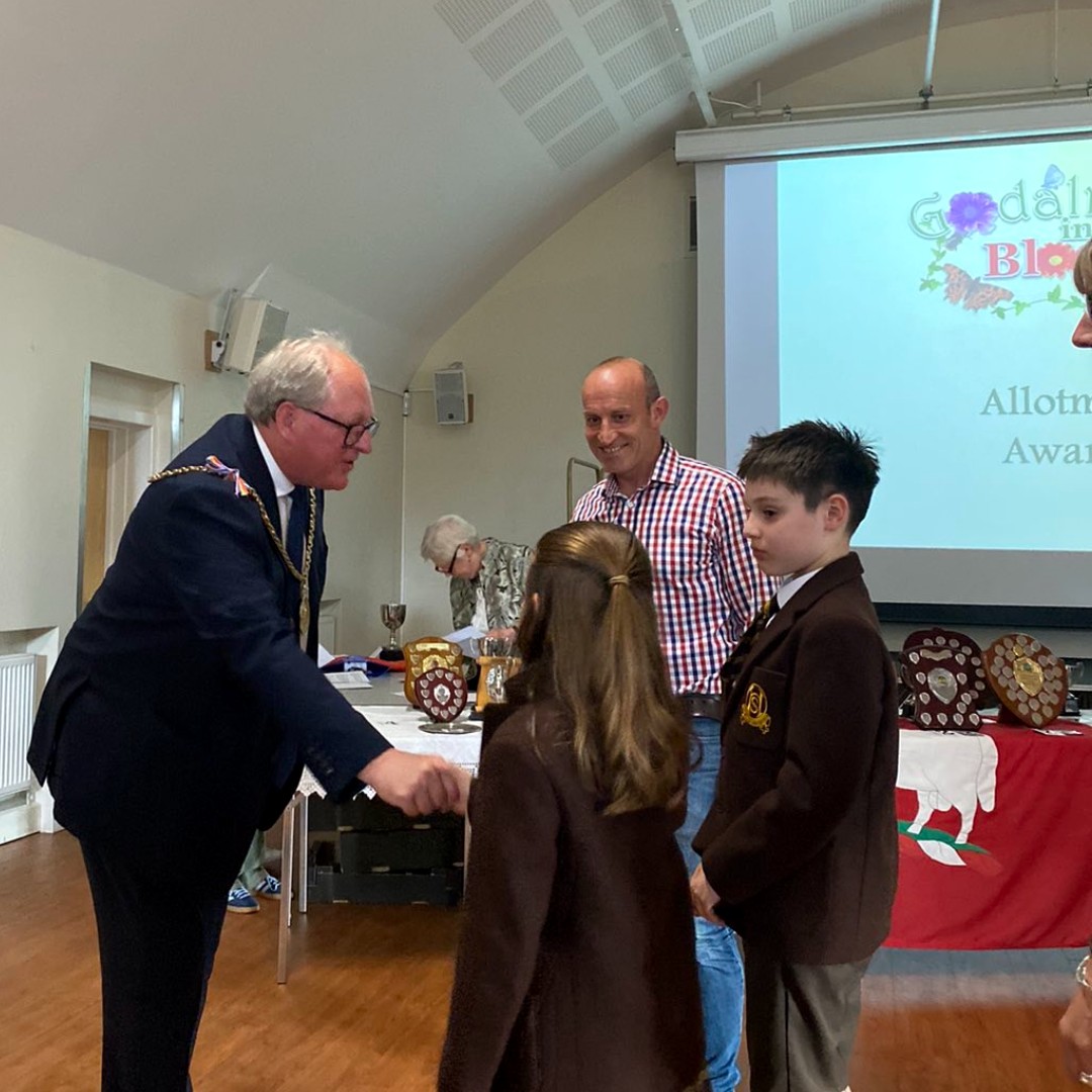 StHilarysSchool's tweet photo. The Godalming in Bloom Judges were very complimentary about our allotment and rightly so! The tomatoes and sunflowers are coming on a treat! Well done to all in our Gardening Club.
#StHilarysSchool #GodalmingInBloom #GardeningClub #PrepSchoolSurrey https://t.co/Q9s7vHeYWT
