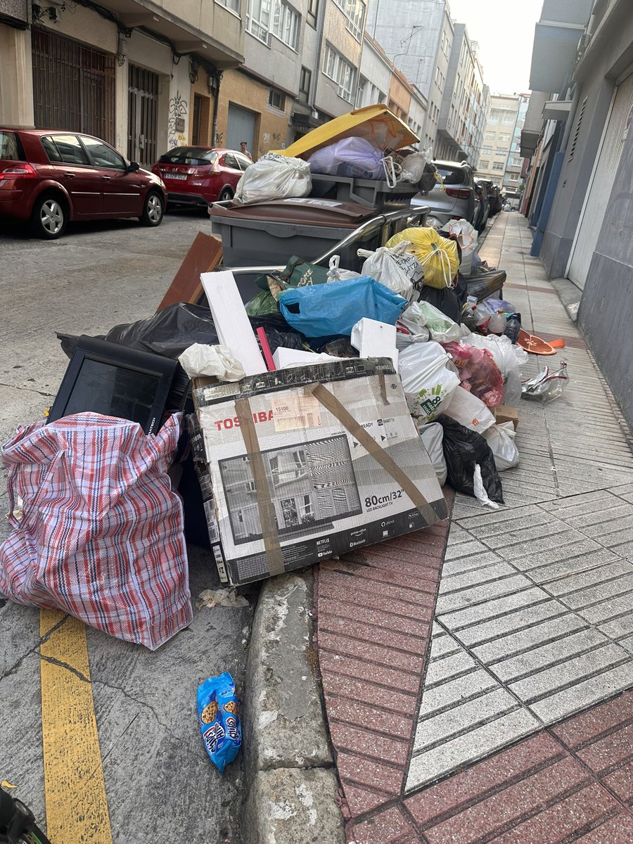 dcastrobarista's tweet photo. @ConcelloCoruna cuando vais a recoger en C/Cabanas (Eiris) la basura y desinfectar las calles? Limpiamos el centro y descuidamos los barrios. 4 días de alerta sanitaria y no se ha hecho nada. Las 🐀 serán las próximas votantes de @inesreygarcia ? #huelgabasura #verguenza #coruna https://t.co/0t6QR89kzD