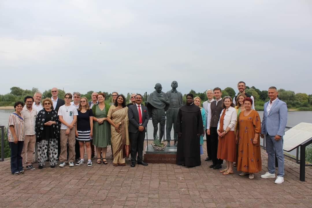 DMickeviciene's tweet photo. Never too much of vibe of #Rusne #Lithuania! Annual award for contribution to 🇱🇹🇮🇳 ties goes to Father Prasad Theruvathu from Kerala 🇮🇳- like Rusne - realm of water. Many🙏to dignitaries and everyone who joined us for the ceremony! @LTEmbassyDelhi @IndEmbVilnius @uttamdev https://t.co/eEtA6Tt37M