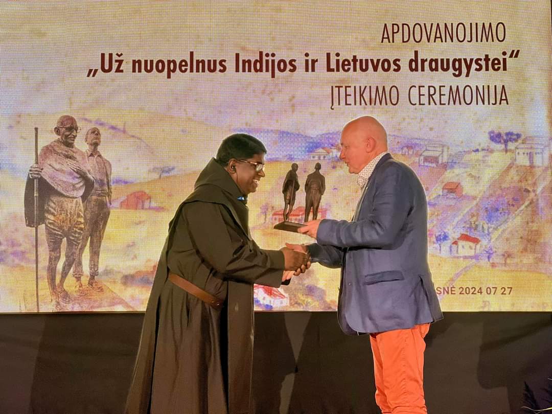 DMickeviciene's tweet photo. Never too much of vibe of #Rusne #Lithuania! Annual award for contribution to 🇱🇹🇮🇳 ties goes to Father Prasad Theruvathu from Kerala 🇮🇳- like Rusne - realm of water. Many🙏to dignitaries and everyone who joined us for the ceremony! @LTEmbassyDelhi @IndEmbVilnius @uttamdev https://t.co/eEtA6Tt37M