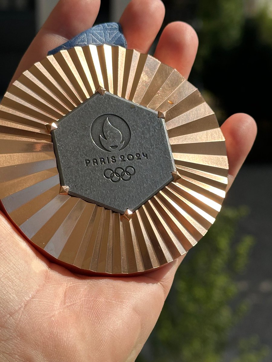 rayssaleal's tweet photo. Enquanto a dona está naquele soninho bom, eu compartilho essa medalha linda por aqui!

Lindona né? 😎 https://t.co/Lqzg5HVnmm