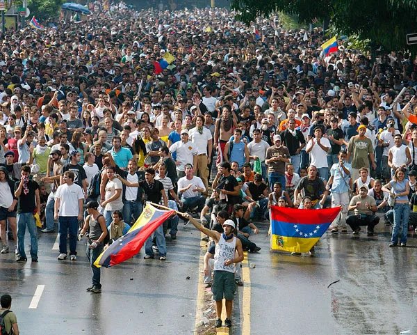 Hoy Venezuela debe llenar las calles con protestas masivas, varios presidentes del mundo están desconociendo los resultados fraudulentos. Maduro no aguanta 7 días de protestas contundentes. Venezuela debe pararse por completo para expectorar a Maduro del poder. 🇻🇪 #VenezuelaLibre