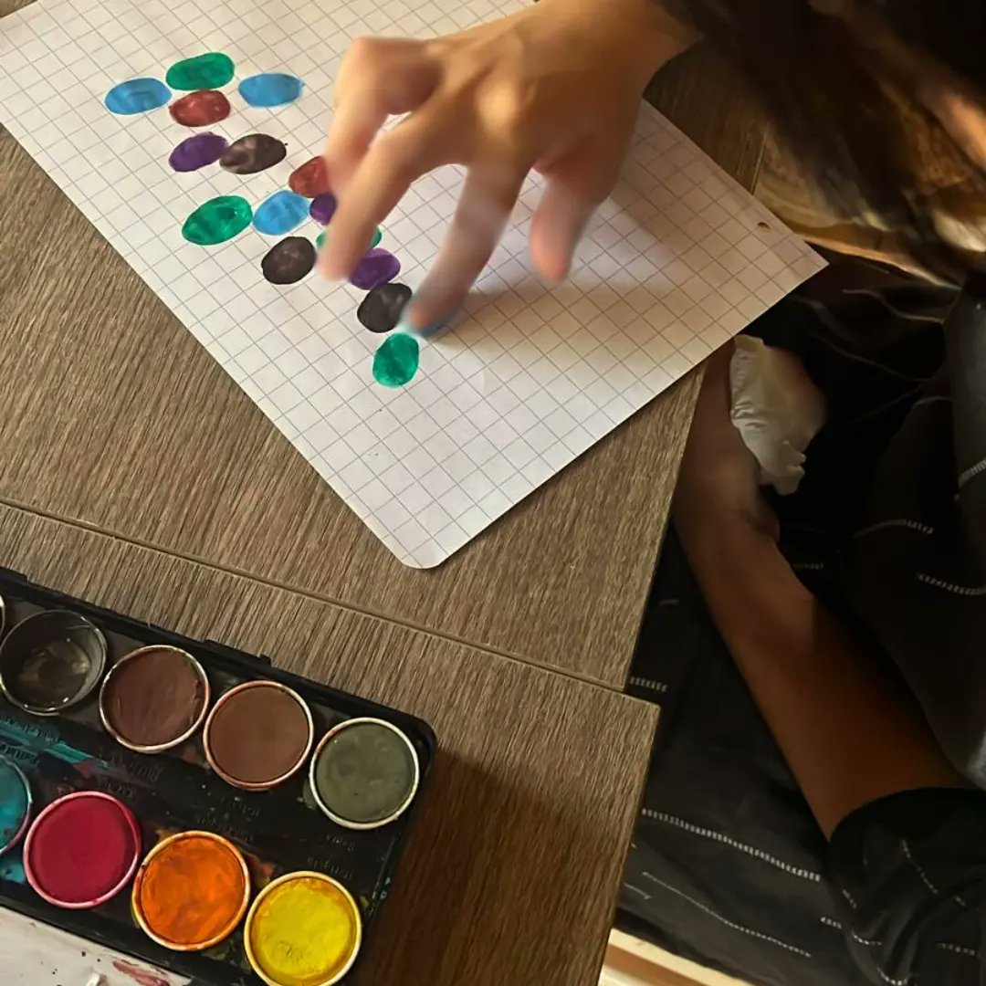 Liberadv's tweet photo. 🎨 Colori e carta, su cui poter scrivere e disegnare, dare forma al #dolore, alle sofferenze della #violenza subita, della sottrazione della #libertà.

I laboratori che le #vittimadiviolenza frequentano nelle #caserifugio permettono di esprimersi attraverso la #creatività. https://t.co/Qx6rLfCtrd