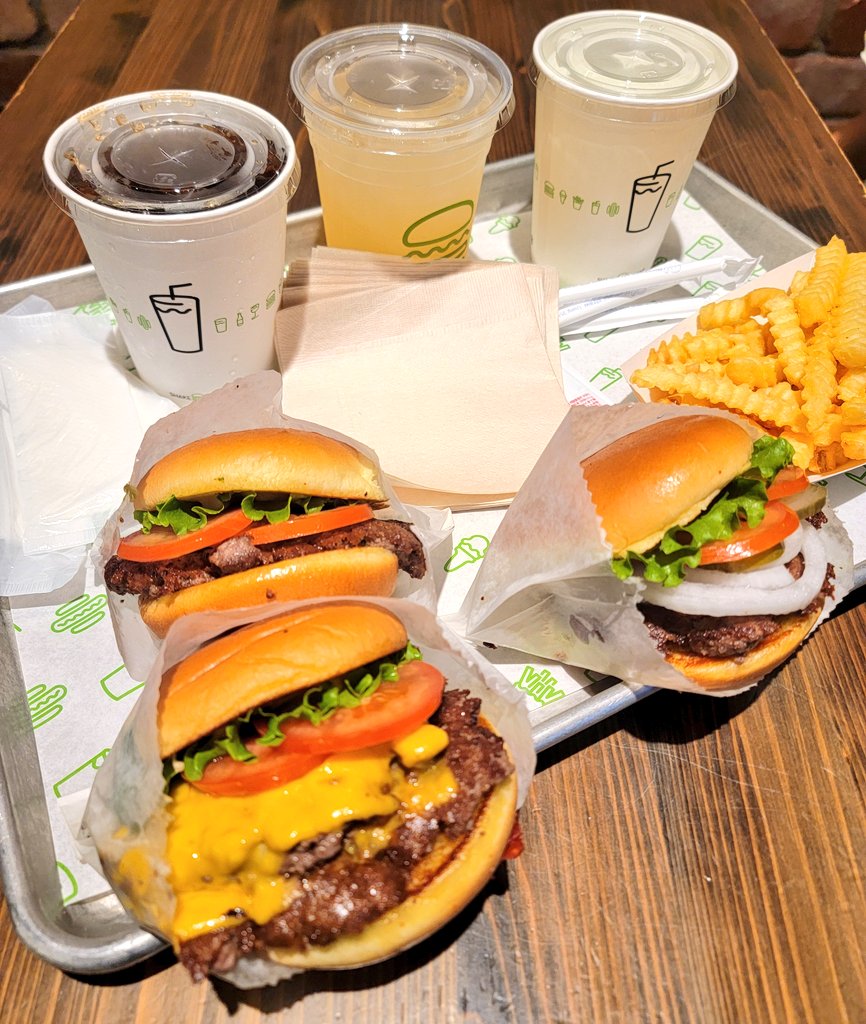 yukachi_0712's tweet photo. チーズ食べられないけど、行けた！
プレーンのバーガーのカスタマイズができたからチーズ苦手でも全然大丈夫。
タブレットオーダーでコミュ障でもOK。
同じバーガー食べれないから悔しかったけど🥲おいしかった♡
#shakeshock
#２ターン目にデザート行こうと思ったけどメインだった件
#IMP #IMP_Tube https://t.co/L888OMiOri