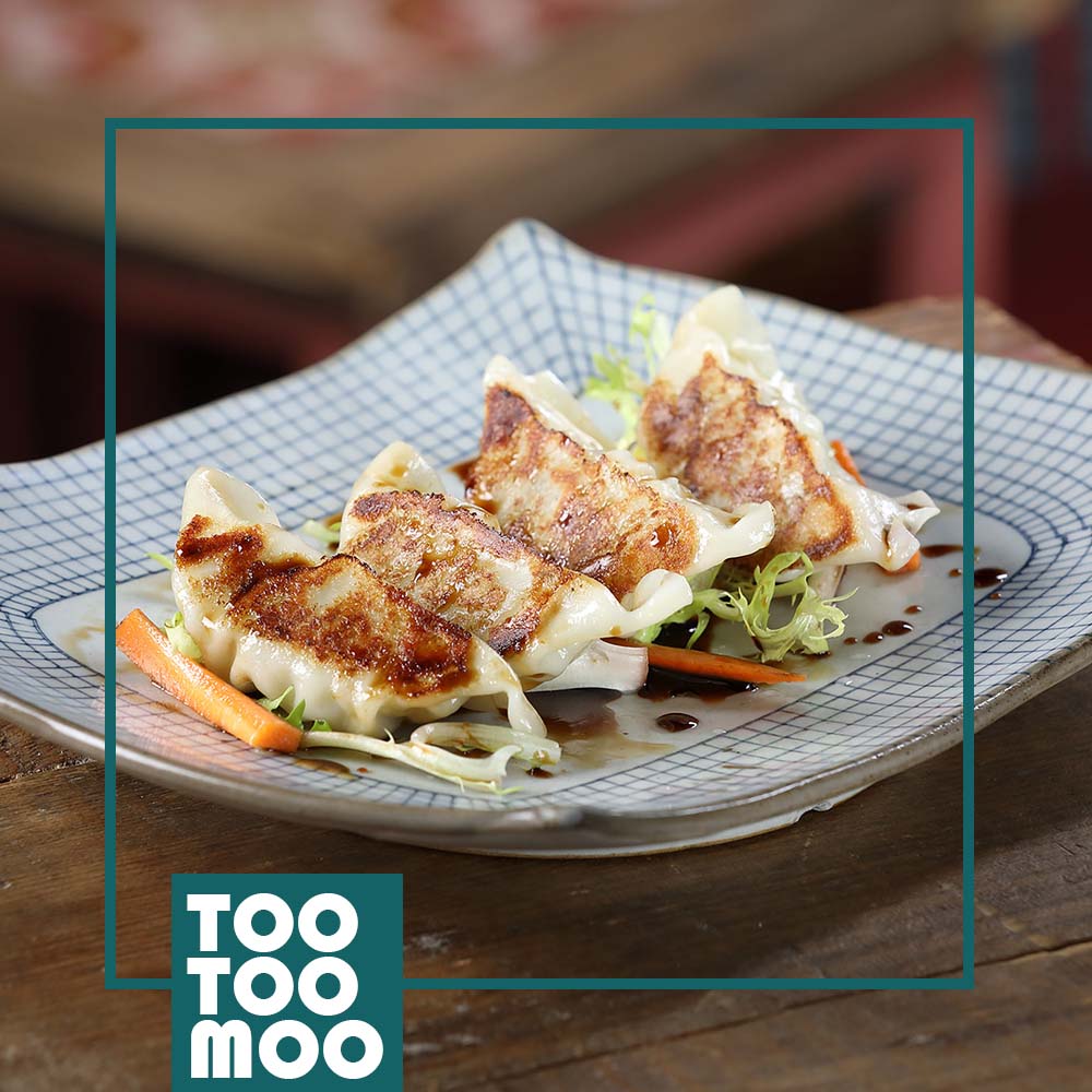 Crispy Japanese Gyoza with your choice of either mixed veggie or chicken filling are simply divine with black rice vinaigrette. Tonight enjoy all our sharable small plates for 25% off when you dine in. Come and get them 🏃‍♀️