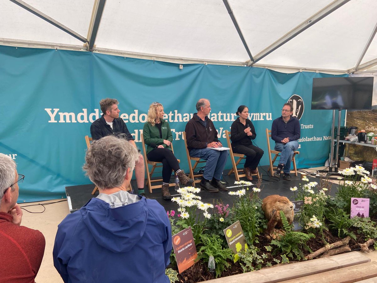 Tîm ailwylltio yn y Sioe Frenhinol wythnos diwethaf!

Mae’r ymateb bob amser yn positif pan esboniwn y gorgyffwrdd rhwng ailwylltio a ffermio 🐖🌳🐂

Rydym yn edrych ymlaen yn barod at flwyddyn nesaf! <a href="/IoloWilliams2/">Iolo Williams</a> <a href="/TimBirchWild/">Tim Birch</a> <a href="/J1mboJet/">James Hitchcock 🏴󠁧󠁢󠁷󠁬󠁳󠁿</a> <a href="/WTWales/">Wildlife Trusts Wales</a>