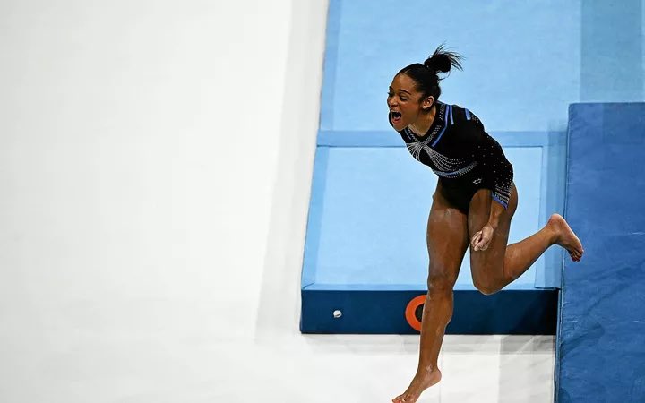 À Mélanie, qui pense que son travail des 3 dernières années n’a servi à rien, s’il n’avait servi à rien, ces images ne seraient jamais présente. 

Ce ne sont pas les JO mais c’est tout aussi important. Les concurrentes sont les mêmes. Il y’a juste le nom de la compet qui change