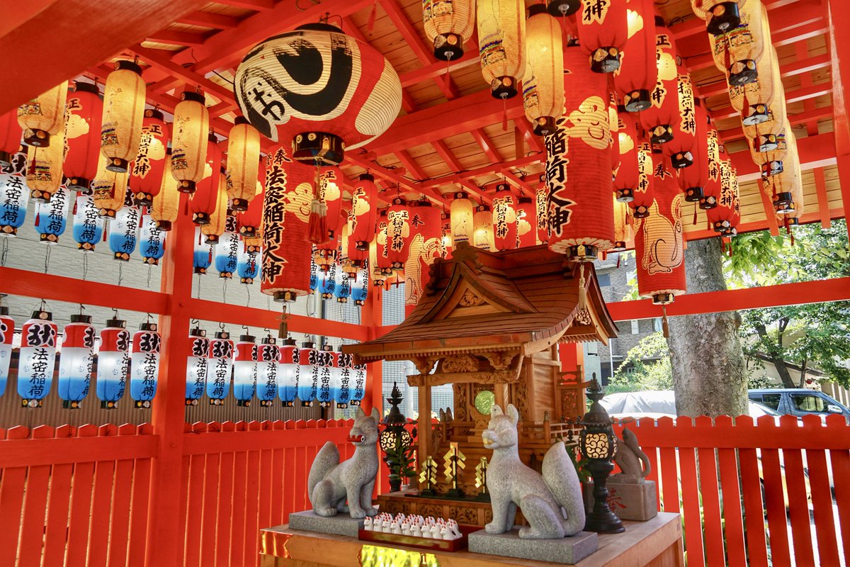 jinjamemo's tweet photo. 蛇窪神社。品川区二葉。本日7月29日は一粒万倍日・天赦日・大安が重なる最強開運日。指定日のみ帳面に墨書きで頂ける「御鎮座七百年記念浄書(墨書)御朱印」と、7月中に授与の「蛇窪龍神祭御朱印」を頂きました。吉日ということで銭洗いされている方が大変多く賑わっていました。#御朱印 #限定御朱印 https://t.co/u7pYFiHuZr