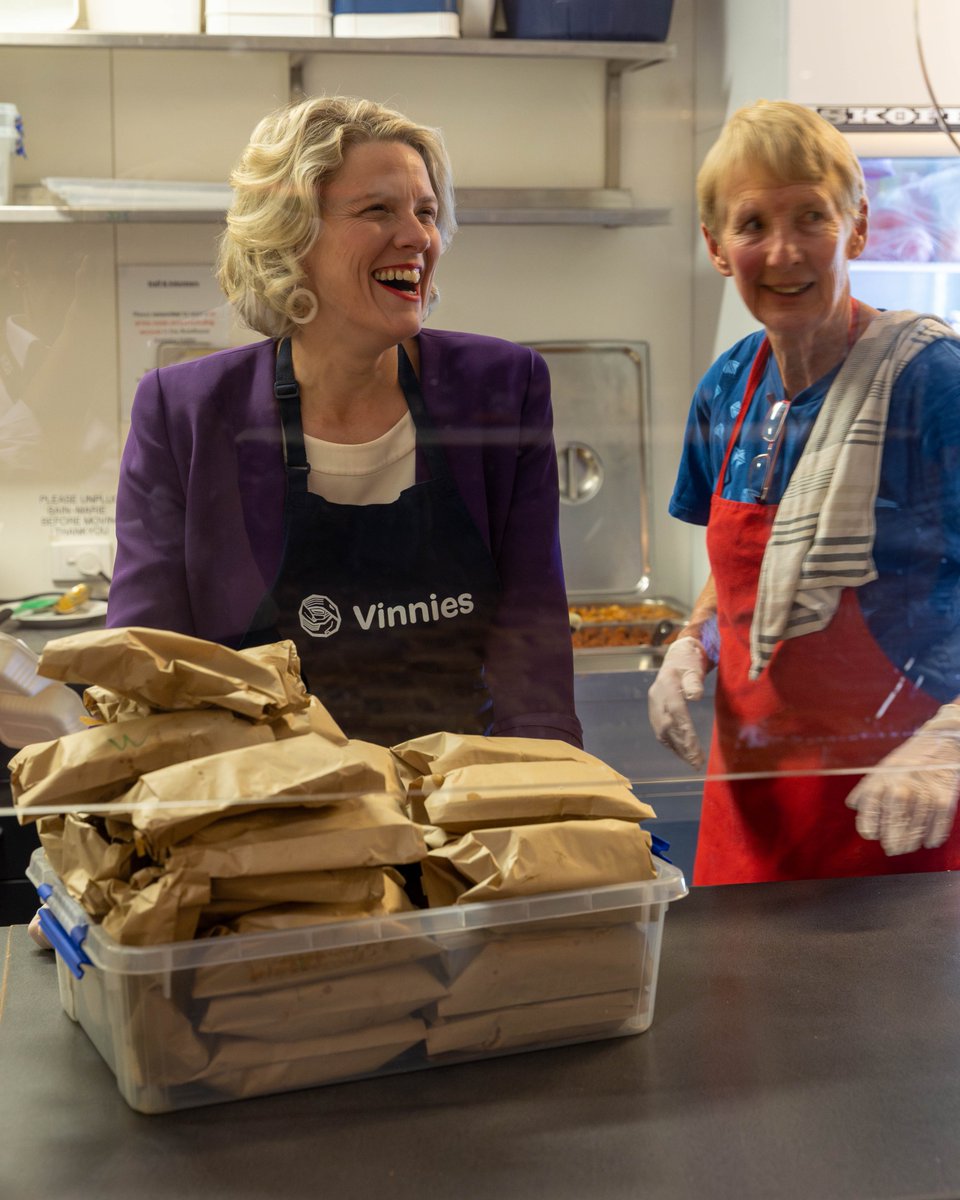 ClareONeilMP's tweet photo. Day one as Minister for  Housing and Minister for Homelessness and I was able to grab some time  to visit St Vinnies in Canberra to serve some meals to people who would  otherwise have gone hungry. https://t.co/gVwuYqGRBj