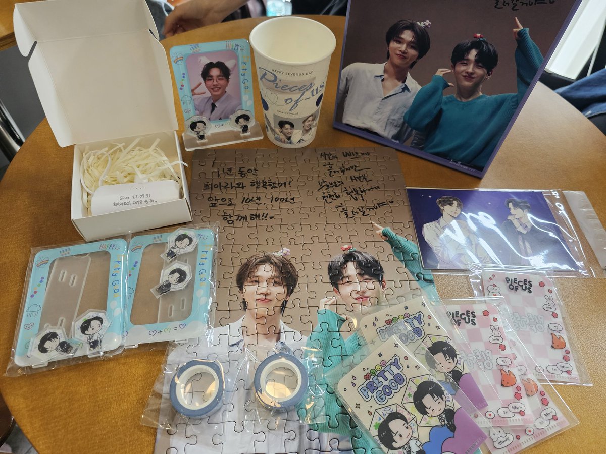 onlyYoo_7us_'s tweet photo. 데뷔 1주년 너무너무 축하해♥
카페 너무 예쁘게 꾸며주셔서 좋은 사람들과
행복한 시간 보간 보냈어요!!!
럭드도 골고루 다 나와서 완전 럭키😁
감사합니다!!고생셨어요♡♡
#세븐어스 #HEEJAE #IREAH
#PIECES_OF_US
#HAPPY_SEVENUS_DAY
#세븐어스의_마지막조각_희아라 https://t.co/oQ7bdzR7l9