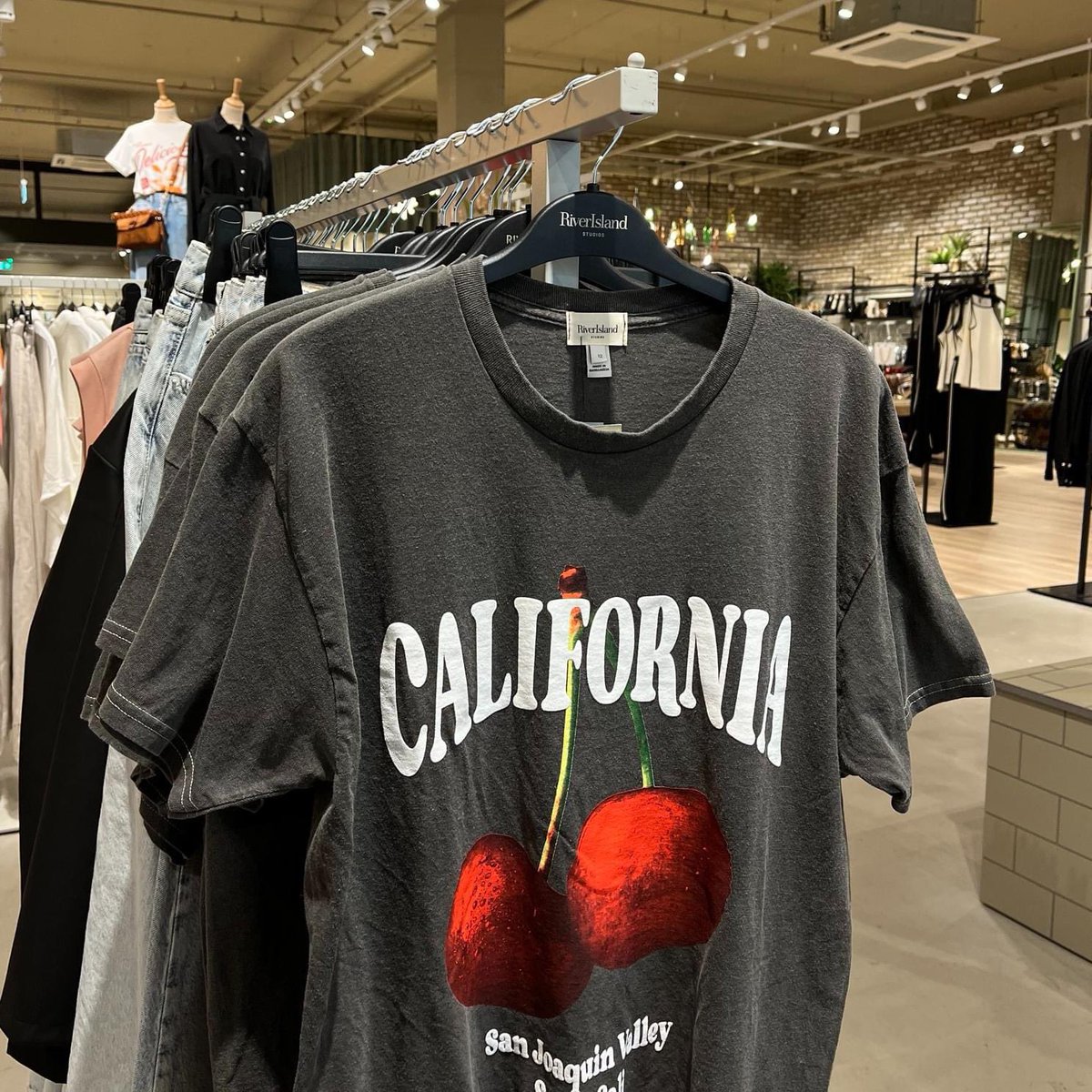 TheChimes's tweet image. Discover the Latest in Women's Fashion at River Island! ✨

Refresh your wardrobe with stunning new arrivals at @riverisland. From chic dresses to stylish separates, this collection has everything you need to stay on-trend this season.

#NewInAtRiverIsland #WomensFashion #OnTrend