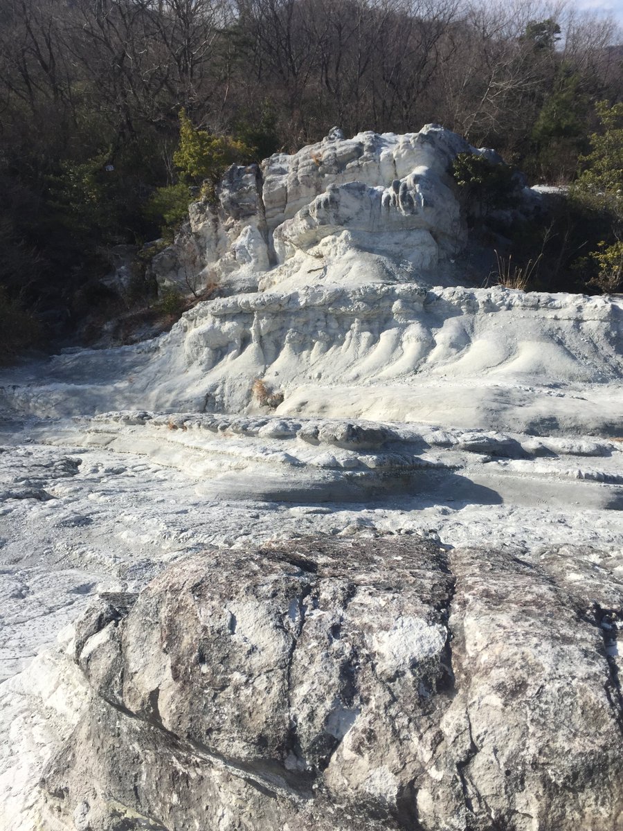 屯鶴峯 奈良県二上山の火山活動により火山岩屑が沈積し、その後の隆起