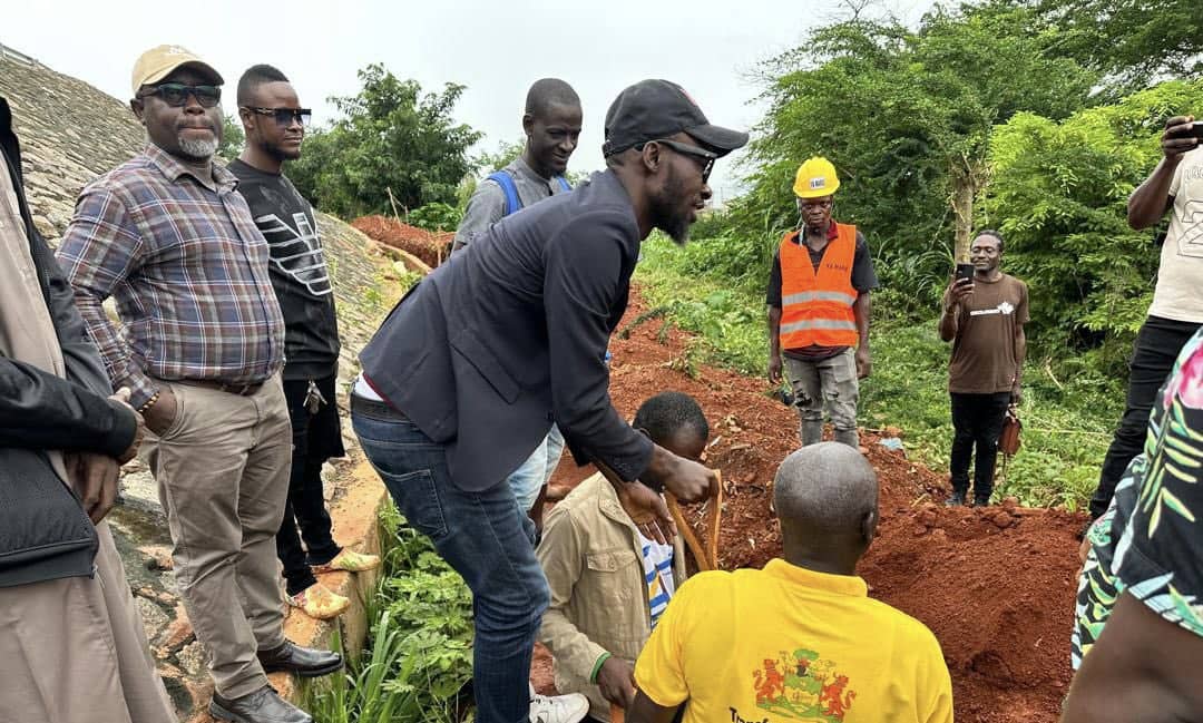 handsofhopesl's tweet photo. The FCC is taking significant steps to address the challenge of security and protect the final resting places of Freetonians. On July 27, 2024, FCC handed over project sites to contractors for substantial construction efforts at Ascension Town and Kissy..
https://t.co/a5GEur8L02 https://t.co/k1EvgISpw1