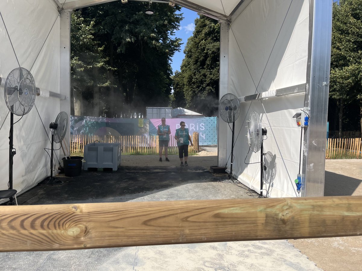 cduffin1's tweet photo. How the horses keep cool at #paris2024 https://t.co/db6lzDjO25