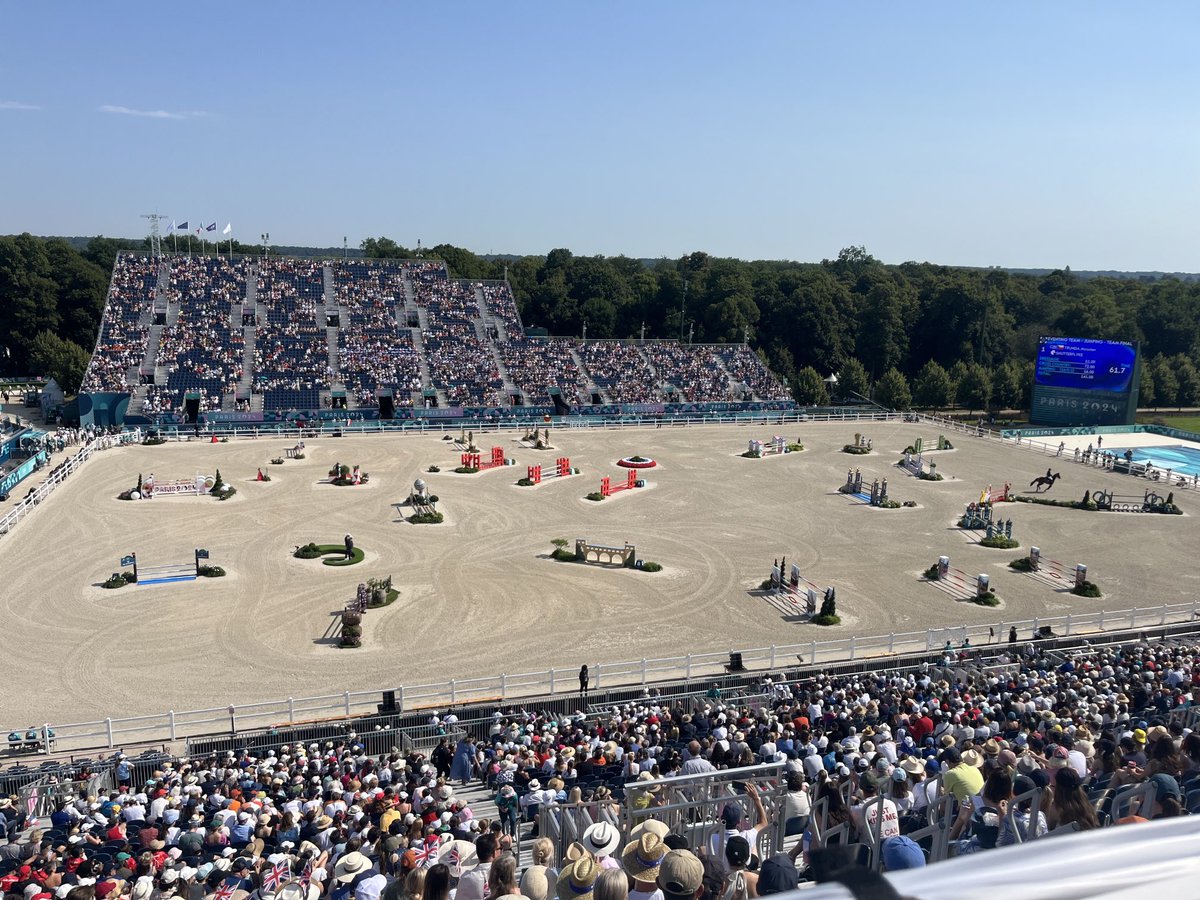 cduffin1's tweet photo. How the horses keep cool at #paris2024 https://t.co/db6lzDjO25