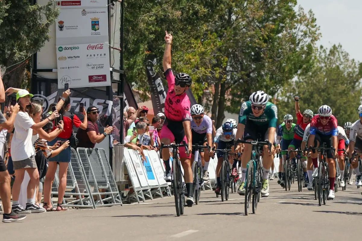 Broche victorioso del #TechnosylvaMagliaBembibreCyclingTeam en la #VueltaCyL
La primera edición pasará al recuerdo e historia del equipo leonés de los #powerlions 🚴🏽‍♂️🦁 por haber puesto su nombre en el listado de ganadores de etapa
📰 noticia completa: reinodeleondeciclismo.com/broche-victori…