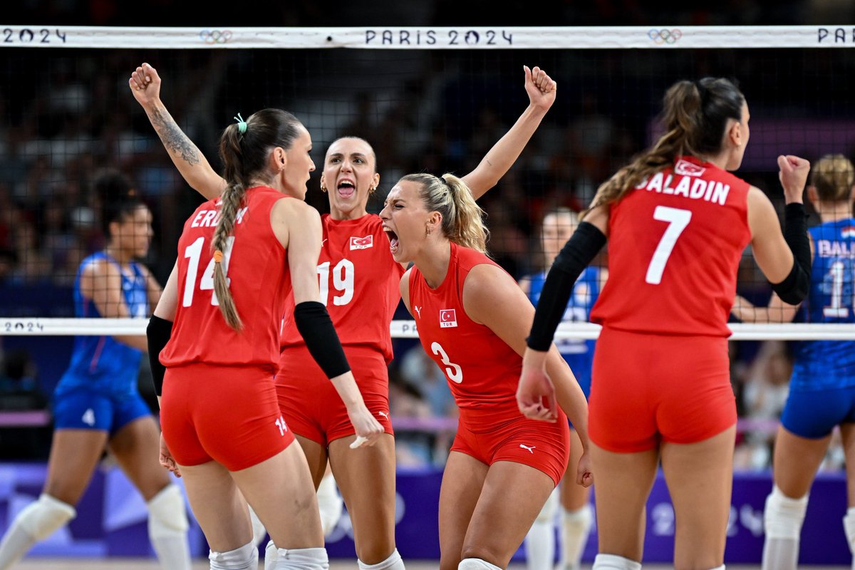 Geri dönüşlerin hastasıyız!!! 

Tebrikler dünyanın en güzel takımı... #FileninSultanları