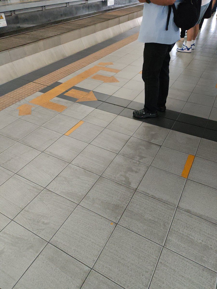 teejayherber's tweet photo. Sana ayusin ng guards yung pila para makaiwas sa aksidente. @OfficialLRTA https://t.co/XJkK5KKPOd