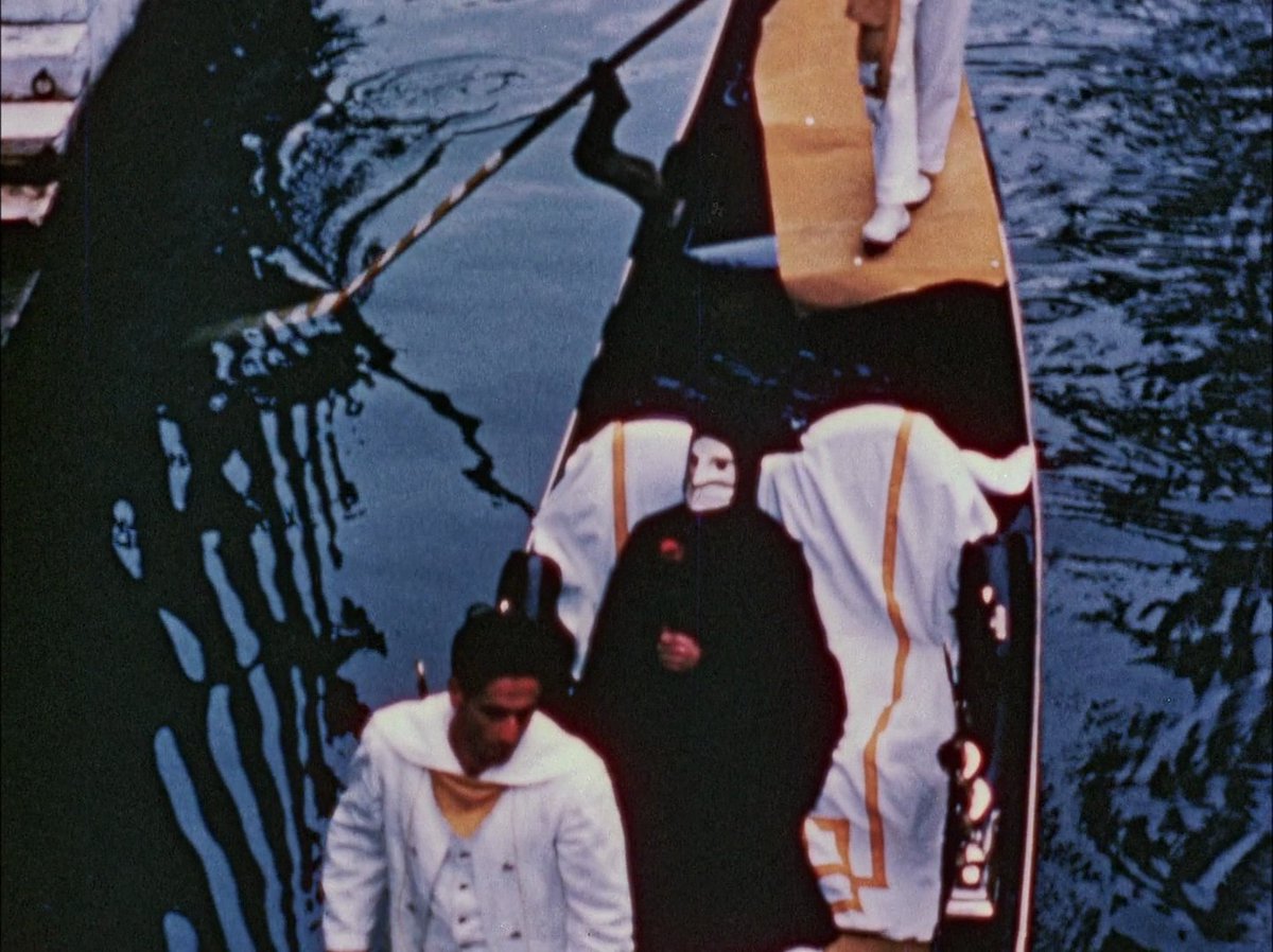 La revista Código Cine acaba de publicar el especial "La Venecia del cine". Entre los textos, aparece uno mío acerca de la pesadilla en sus canales. Os animo a adentraros en el laberinto, aunque es difícil encontrar la salida.
codigocine.com/la-venecia-del…