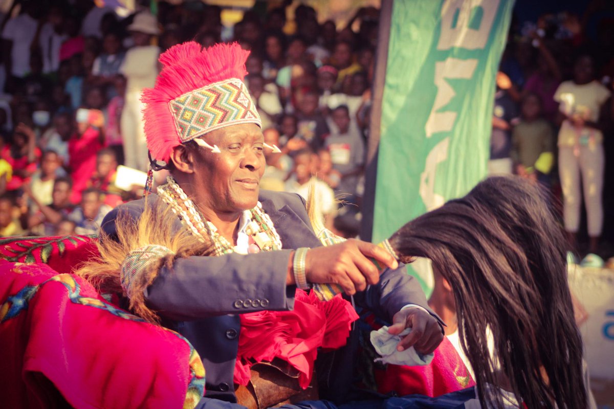 mwilaadventure's tweet photo. Bafimankata (hammock carriers) clad in red carry Mwata Kazembe in the umuselo (hammock) from the palace to the main arena The arrival of Mwata to the main arena marks the official start of the Mutomboko Ceremony.
#bafimankata #umuselo #mwata #kazambe #mutomboko https://t.co/M0ylAURc83
