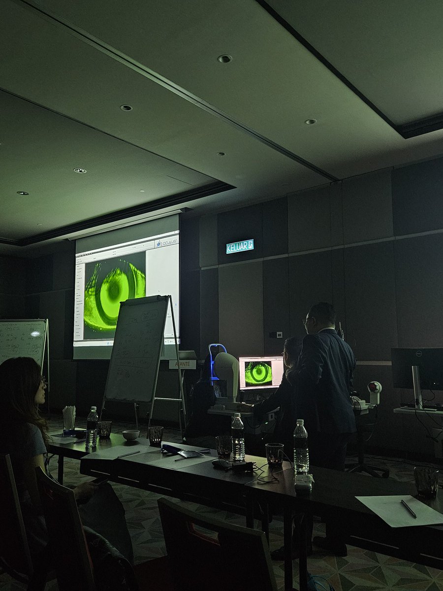 PaulineHKang's tweet photo. Orthokeratology fitting 👁️ at the Myopia Management Level 2 Workshop in Kuala Lumpur #aoc #sovs #orthokeratology #myopia #fluoresceinfit #bullseye 🎯👀 @UNSWoptomvsci https://t.co/O8yuiFRGf6