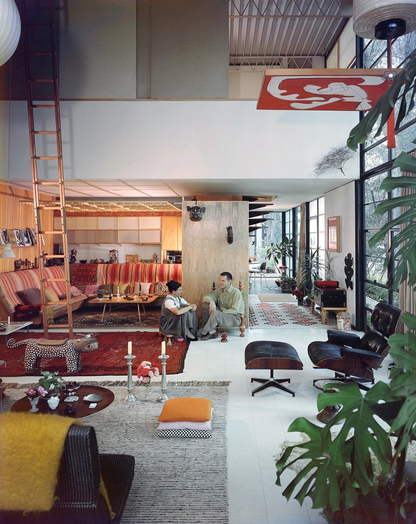 ‘Select and arrange’ encapsulates one of the primary methods employed by Charles und Ray Eames. This concept of careful selection and arrangement was a major influence not only on numerous furniture designs, but also on works of architecture and arts.

vitra.com/magazine/detai…